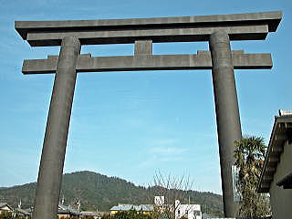 大神神社大鳥居から三輪山を望む